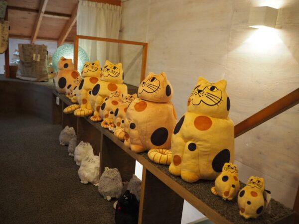 つるバラ剪定は大変だ。リサ・ラーソン展